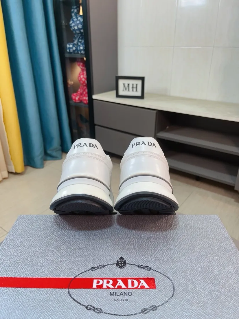 The ex-factory price is 620🌹🌹The high-quality new Prada (Prada) counters are launched simultaneously. The new men's shoes and 😘fabrics are selected from imported mesh and glue-spraying technology. Imported cowhide lining. 👍🏿High-end☄️Open-molded non-slip rubber outsole, exquisite lines, simple and elegant, comfortable and high-end for leisure travel. Code number: 38 to 44